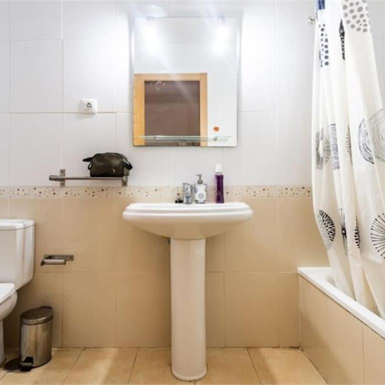 Apartamento céntrico a 250 metros de la playa & parking - Two-Bedroom Apartment - 13