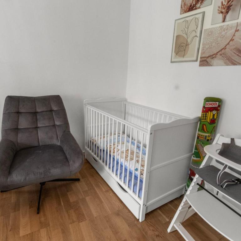 Altstadt - Exklusive 3-Zi-Wohnung für 6 Personen mit 90 qm, großer Dachterrasse, Parkplatz, WLAN - Apartment mit 2 Schlafzimmern - 24