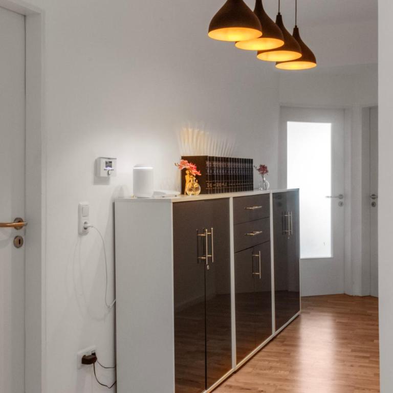 Altstadt - Exklusive 3-Zi-Wohnung für 6 Personen mit 90 qm, großer Dachterrasse, Parkplatz, WLAN - Apartment mit 2 Schlafzimmern - 6