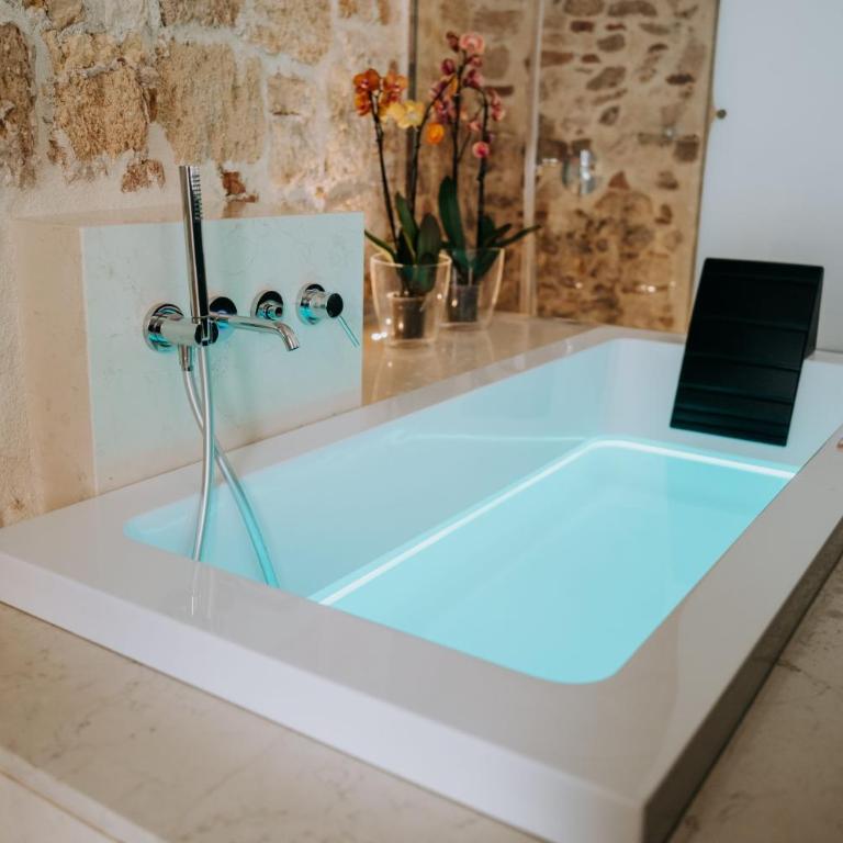 Ambrosia-Timeless Hosting - Deluxe Double Room with Bath - 18