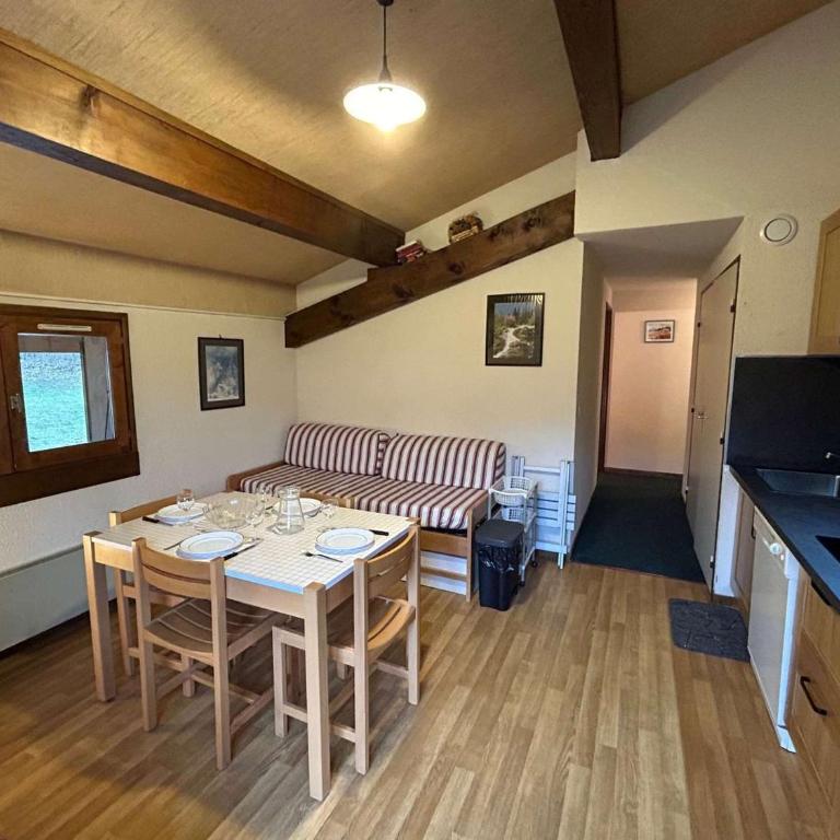 Appartement cosy 2 pièces, 6 couchages, balcon, garage et casier à skis, Demi-Quartier - FR-1-597-9 - Appartement (6 Adultes) - 2