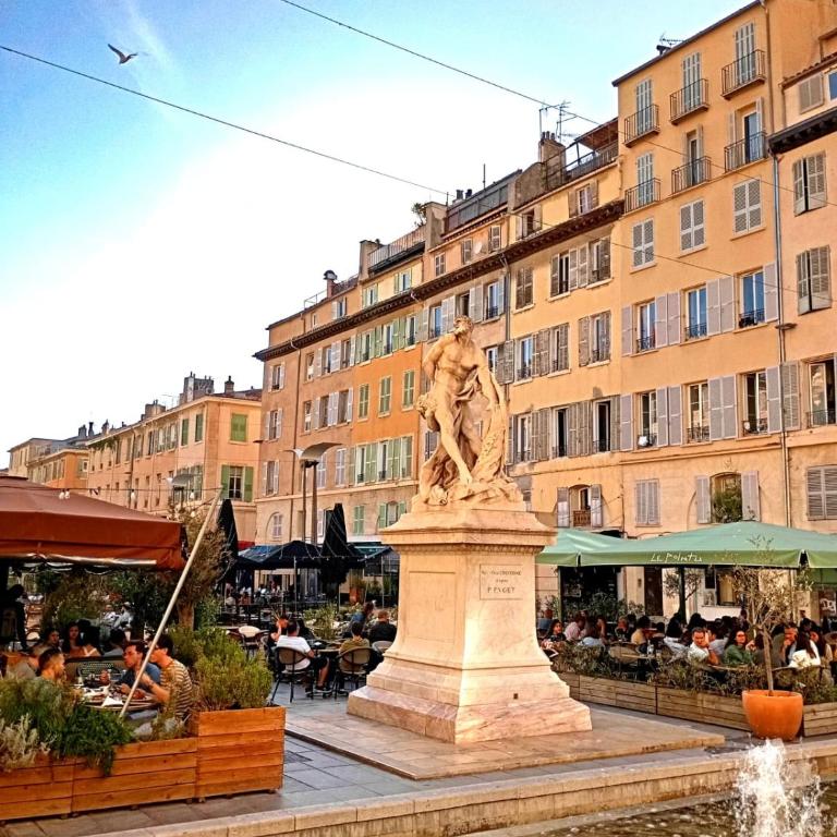 Chez l'habitant, propose Grande chambre Vieux port Marseille - Chambre Double - 22