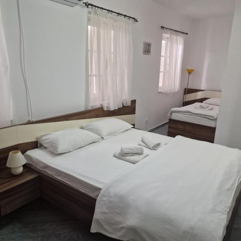 Rooms Dana Old Town Budva - Trokrevetna Soba sa Sopstvenim Kupatilom - 2