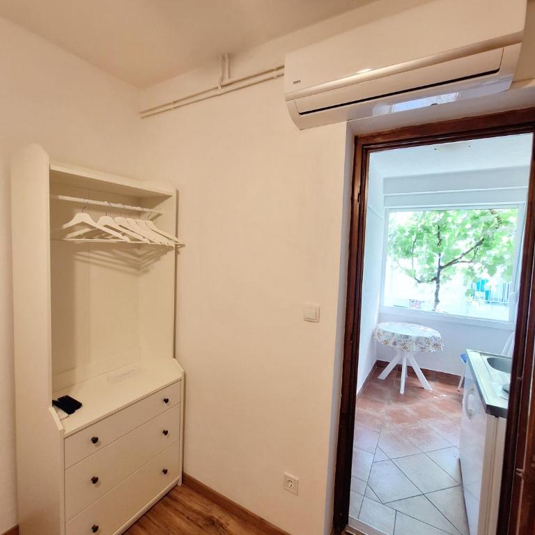 Apartmani Hortenzija - Jednokrevetna Soba sa Sopstvenim Kupatilom van Sobe - 8