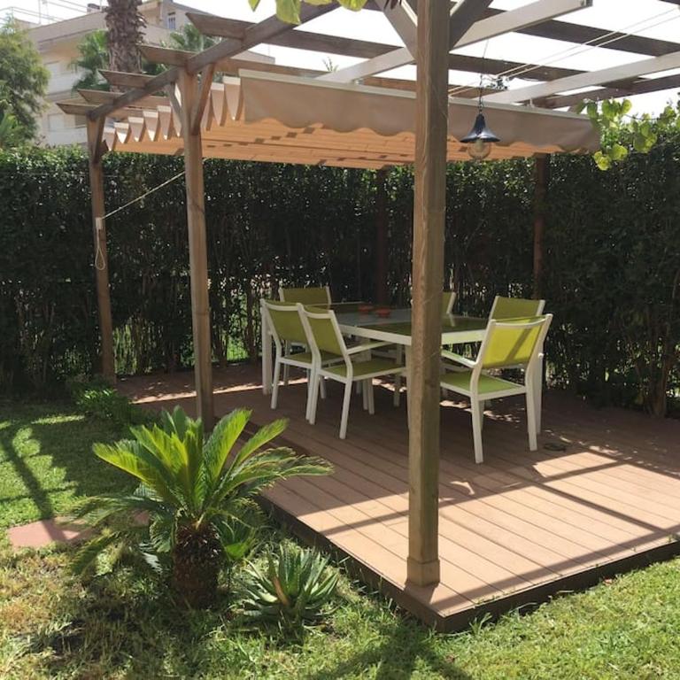 Agradable adosado con piscina y jardín - Three-Bedroom House - 1