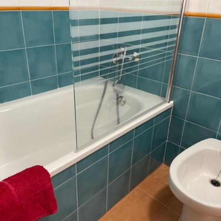 Agradable adosado con piscina y jardín - Three-Bedroom House - 19