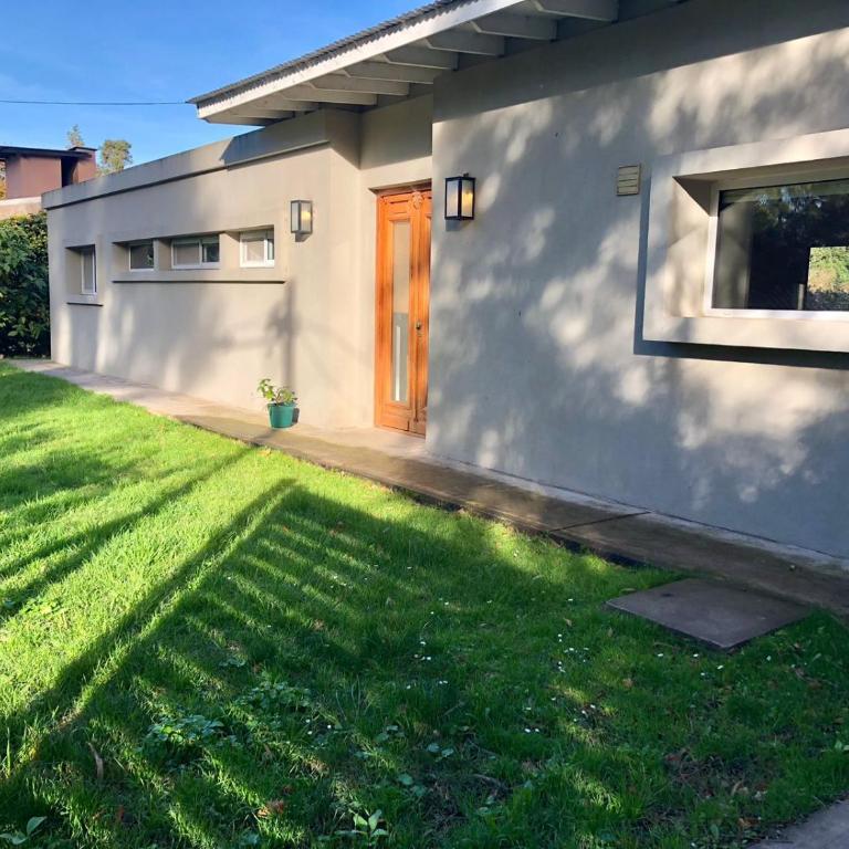 Moderna y cálida casa en el Bosque Peralta Ramos para relajarse y disfrutar de la Naturaleza en Mar del Plata - Casa de 2 dormitorios - 9