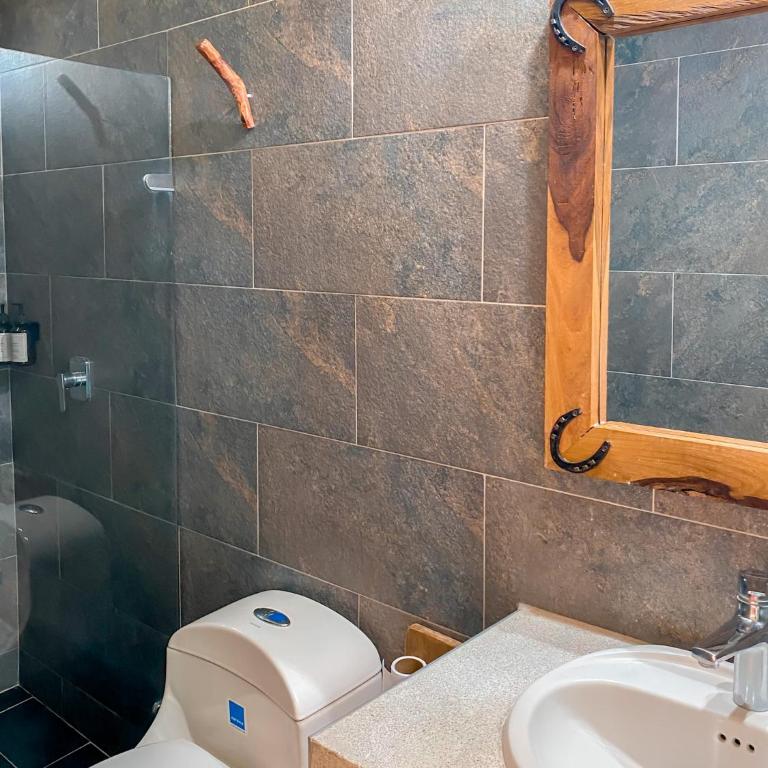 La Rosa Nautica Hostel - Twin Room with Private Bathroom - 7