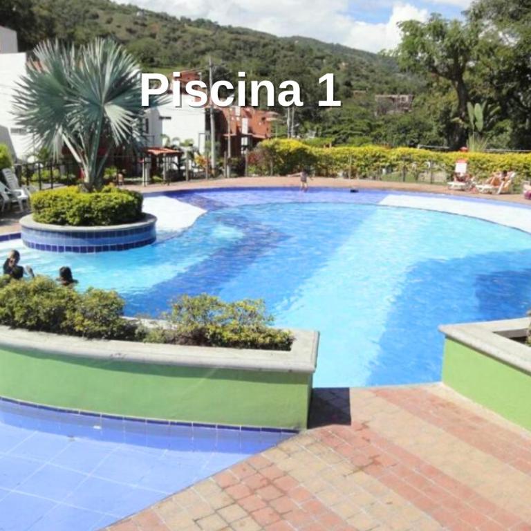 ""Apto 2 Habit, 4 piscinas, Dcto GENIUS, Check in-out extendidos, a 1 cuadra del parque -Ciudadela del Sol-"" - Two-Bedroom Apartment with Pool View - 7
