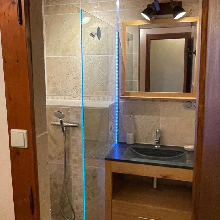 Chambres d'hôtes avec entrée privative au calme dans maison de village au-villard - Chambre Quadruple avec Salle de Bains Privative - 5