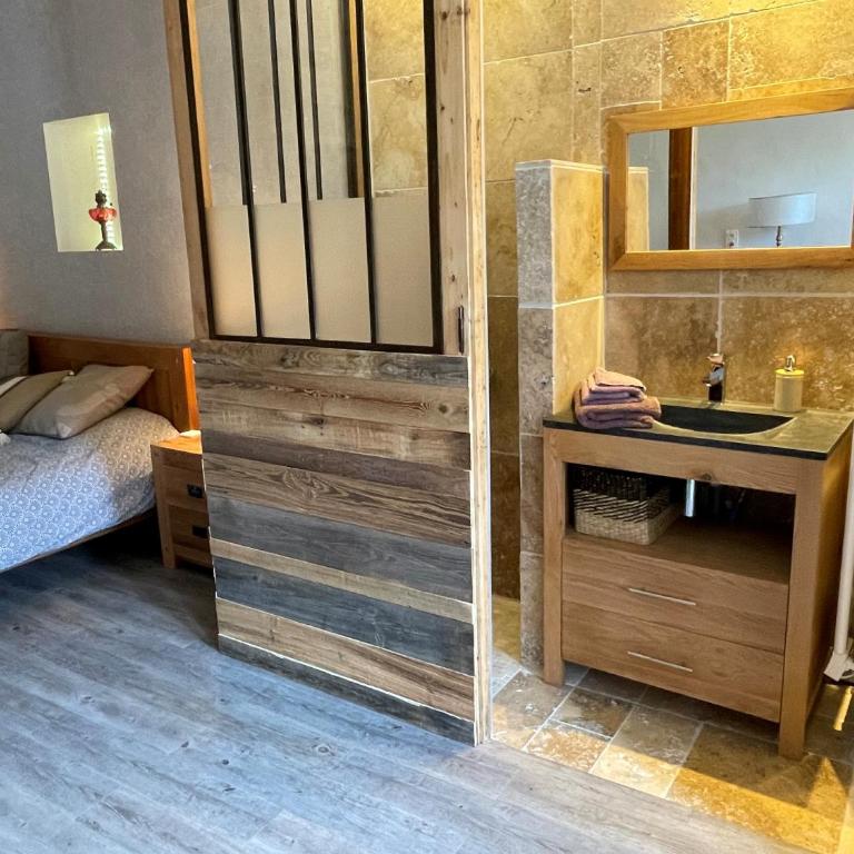 Chambres d'hôtes avec entrée privative au calme dans maison de village au-villard - Chambre Double avec Salle de Bains Privative - 5