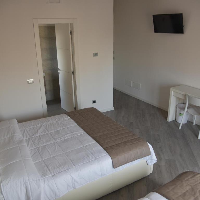 La Lira - Triple Room with Private Bathroom and Balcony - 8