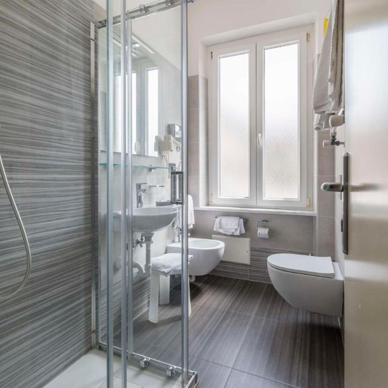 Hotel Roma - Camera Familiare con Bagno Privato - 2