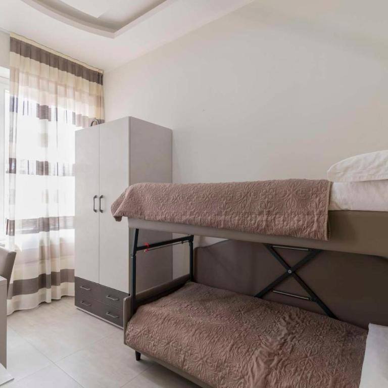 Hotel Roma - Camera Familiare con Bagno Privato - 3