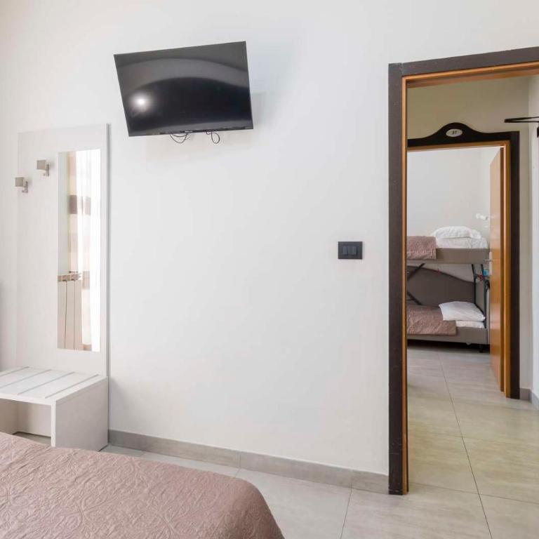 Hotel Roma - Camera Familiare con Bagno Privato - 4