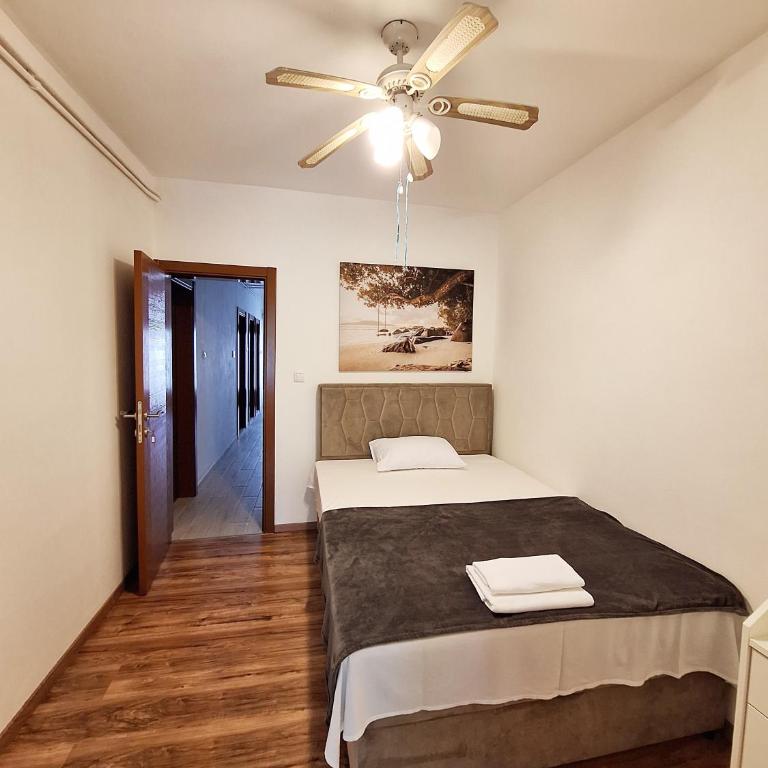 Apartmani Hortenzija - Jednokrevetna Soba sa Sopstvenim Kupatilom van Sobe - 4