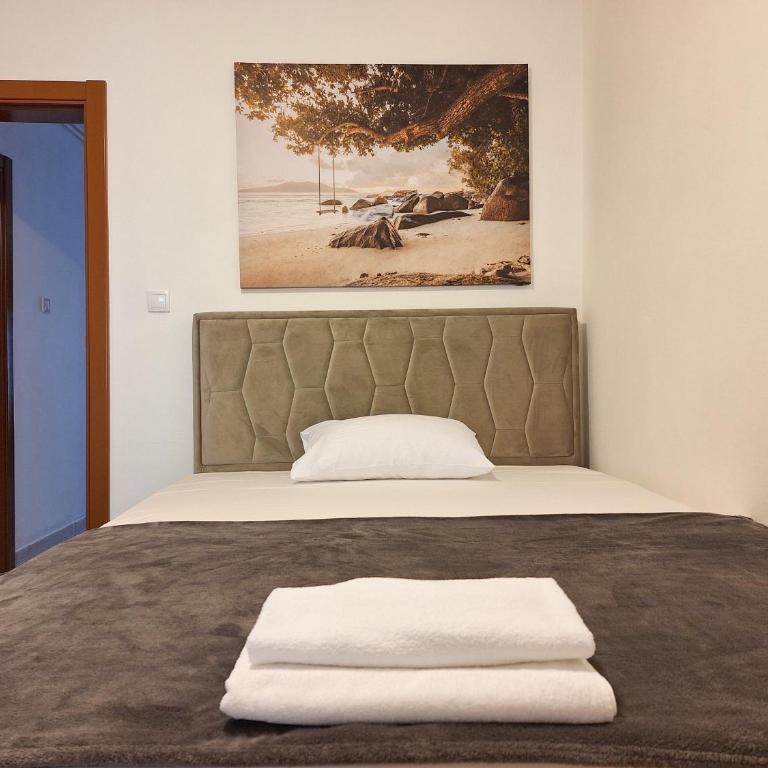 Apartmani Hortenzija - Jednokrevetna Soba sa Sopstvenim Kupatilom van Sobe - 2