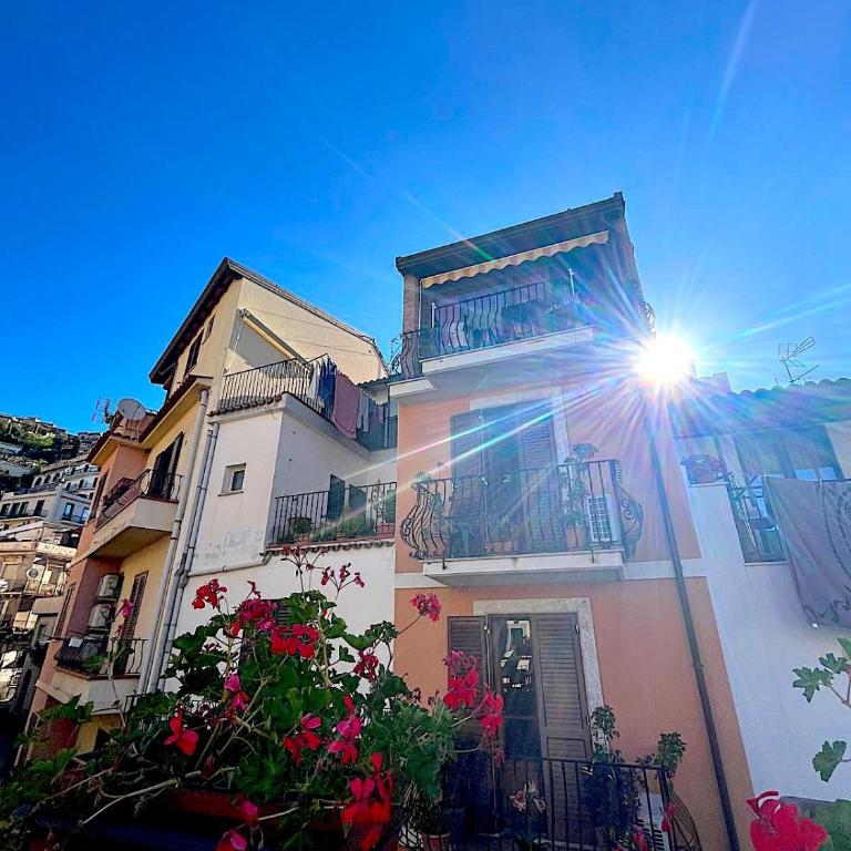 Le Pigne House with terrace in Taormina centre - Two-Bedroom House - 11