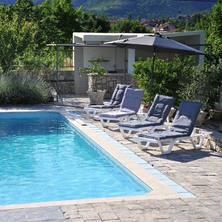 Pool House Maslina - Three-Bedroom Apartment - 37