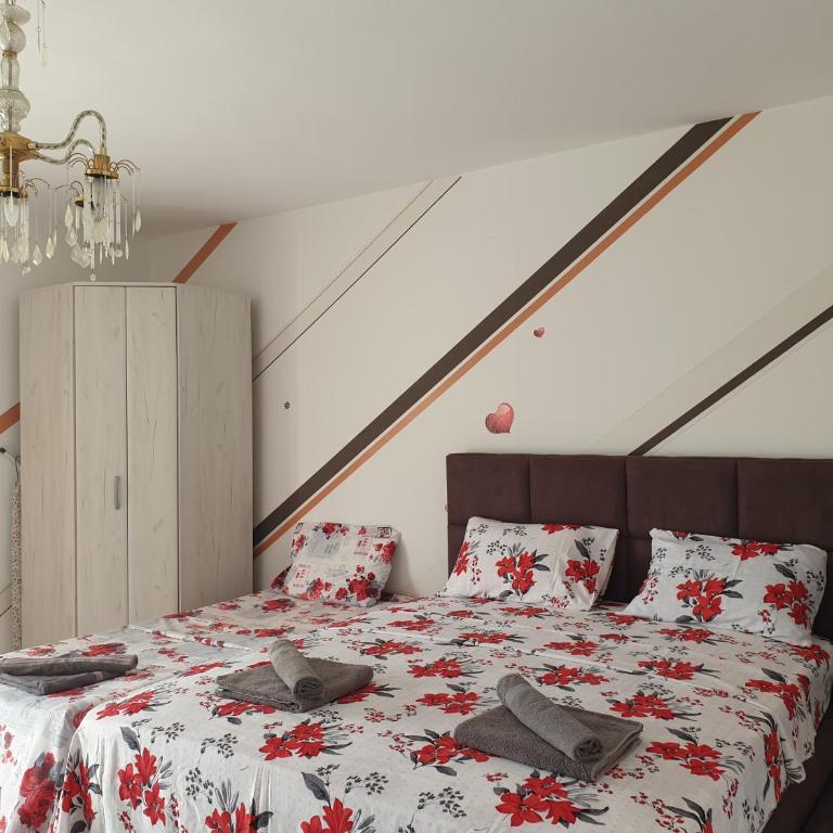 Montenegrinbeautystar - Porodična Dvokrevetna Soba sa Bračnim Krevetom - 2