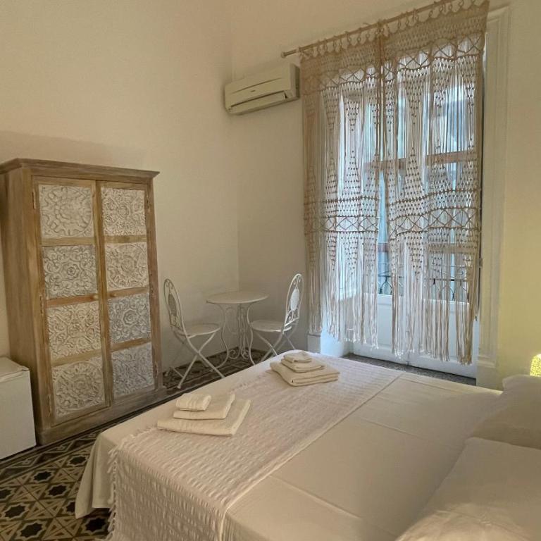 DonnaFrancaFlorio - Deluxe Double or Twin Room with Spa Bath - 1