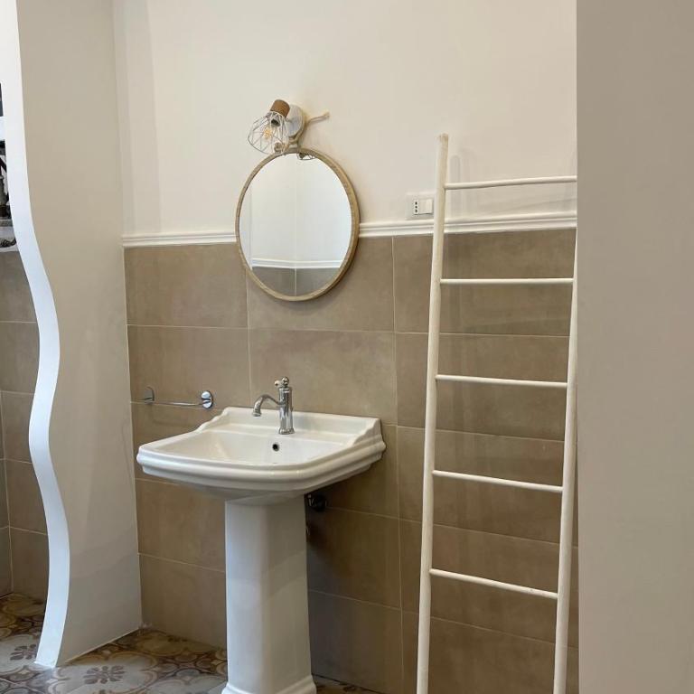 DonnaFrancaFlorio - Deluxe Double or Twin Room with Spa Bath - 4