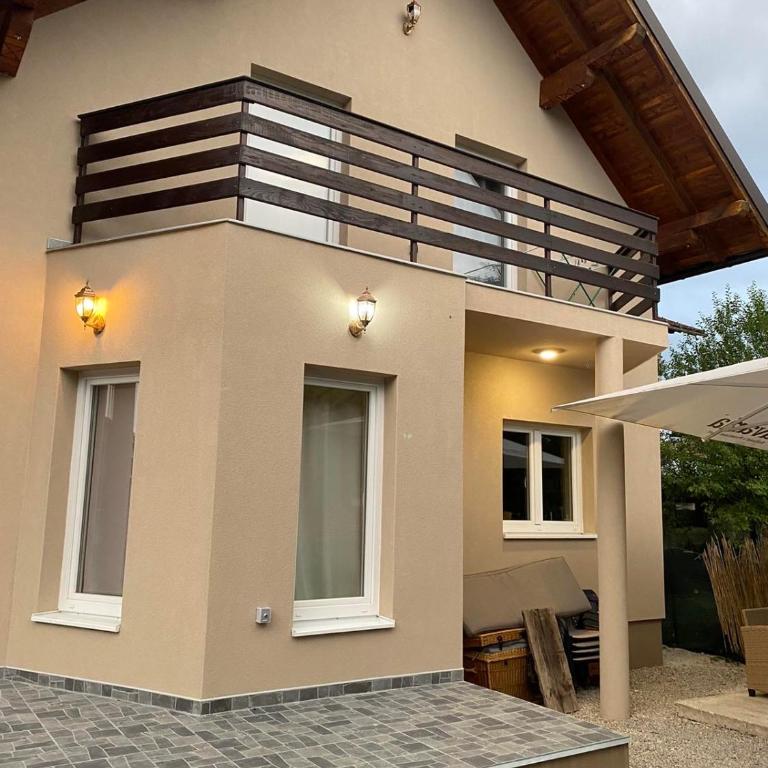 Una - Three-Bedroom House - 9