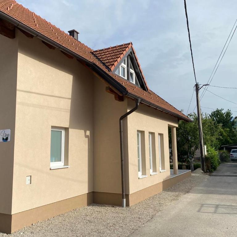 Una - Three-Bedroom House - 7