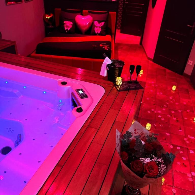 SUITE 785 Chambre Jacuzzi Sauna - Chambre Lit King-Size avec Baignoire Spa - 4