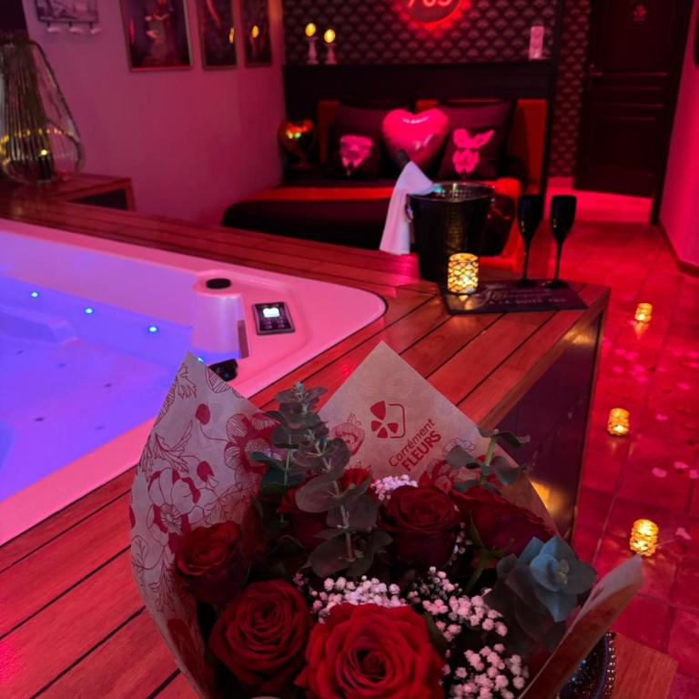 SUITE 785 Chambre Jacuzzi Sauna - Chambre Lit King-Size avec Baignoire Spa - 1