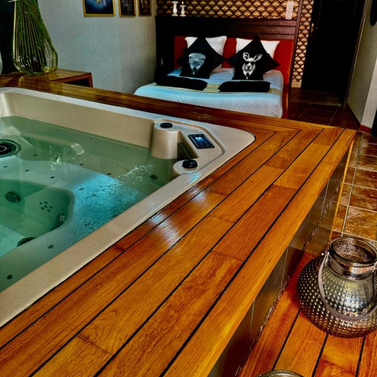 SUITE 785 Chambre Jacuzzi Sauna - Chambre Lit King-Size avec Baignoire Spa - 12