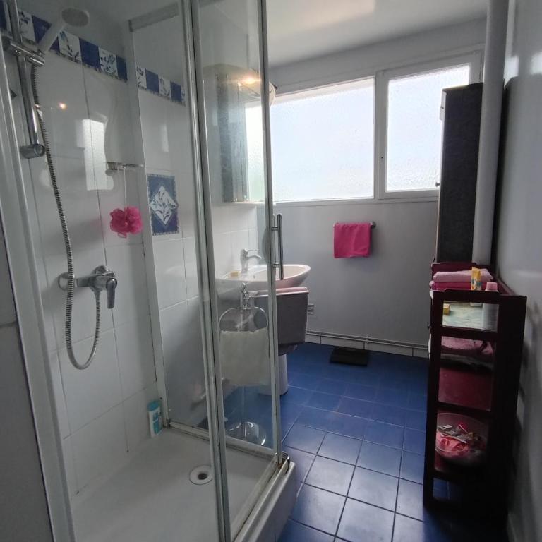 Chambres COSY PARIS CENTRE au Pied du metro - Chambre Double ou Lits Jumeaux - Vue sur Jardin - 7