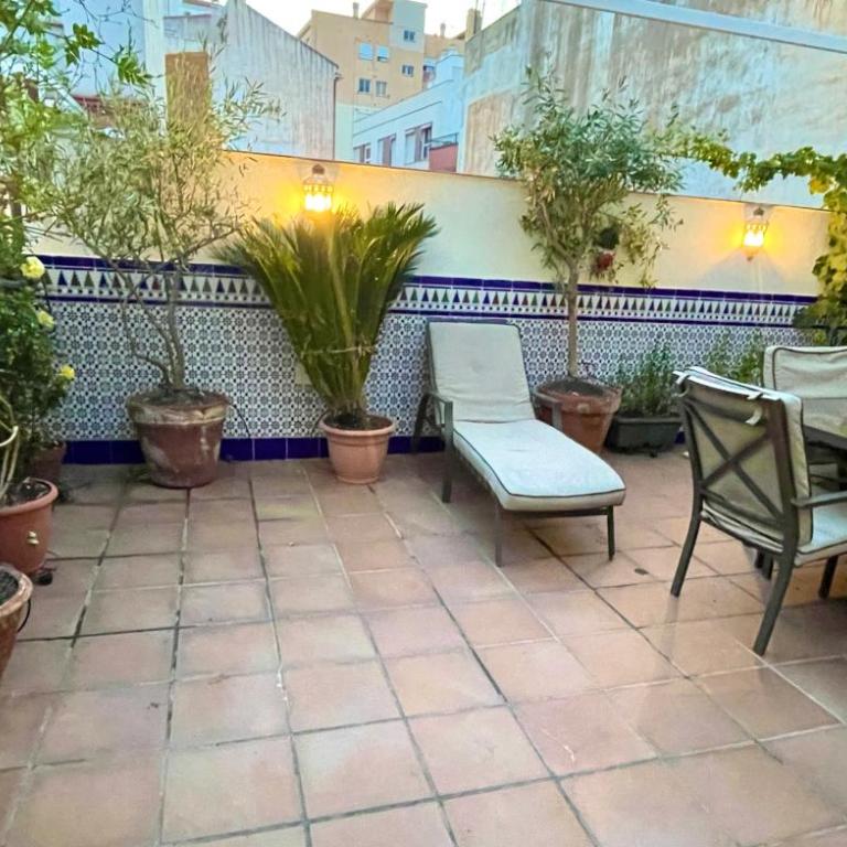 Maravilloso apartamento céntrico de 70m2, jardín propio 40m2 con piscina para niños y parking opcional - Apartamento de 1 dormitorio - 19