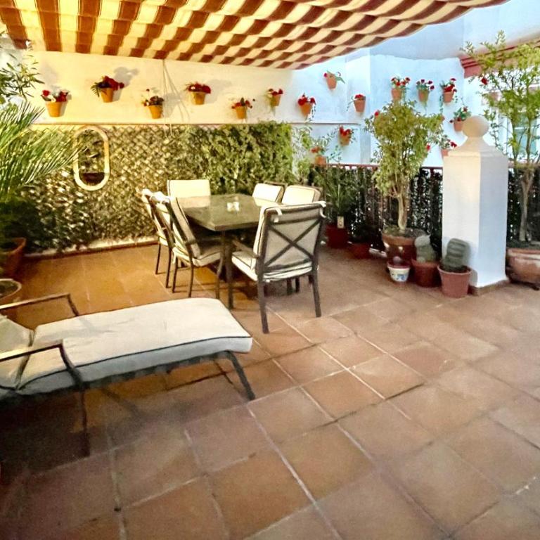 Maravilloso apartamento céntrico de 70m2, jardín propio 40m2 con piscina para niños y parking opcional - Apartamento de 1 dormitorio - 20