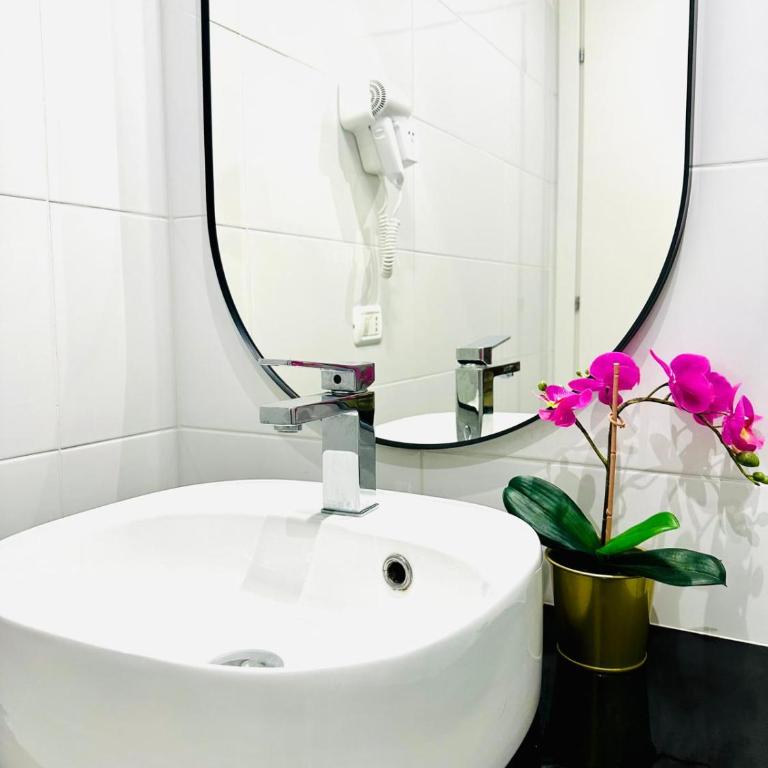 Rome Holiday Guesthouse - Camera Tripla con Bagno Privato - 4
