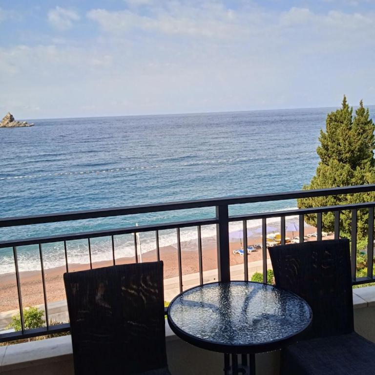 Seafront Apartments Petrovac - Deluxe One-Bedroom Apartment with Ocean View - 2
