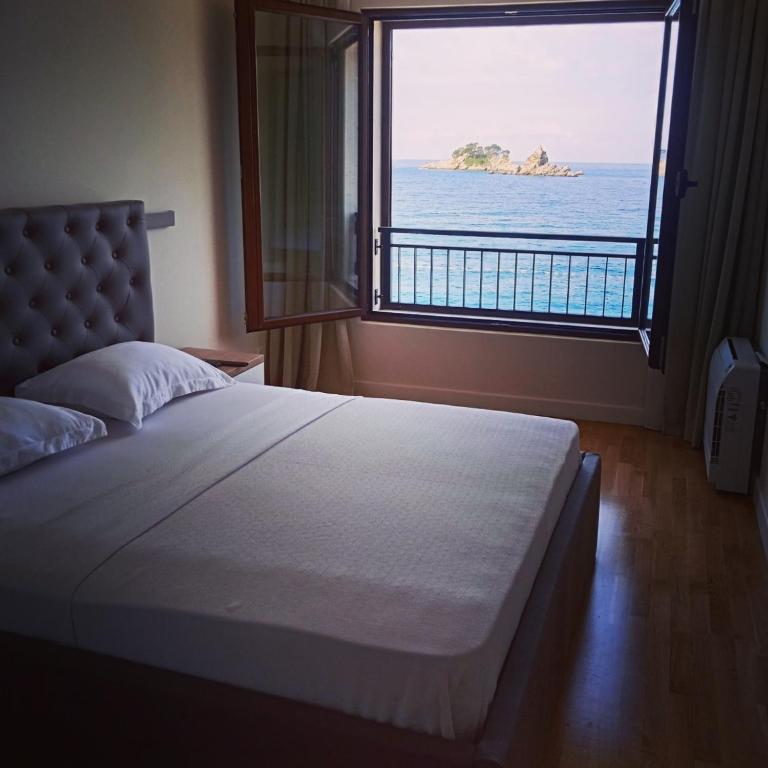 Seafront Apartments Petrovac - Deluxe One-Bedroom Apartment with Ocean View - 3