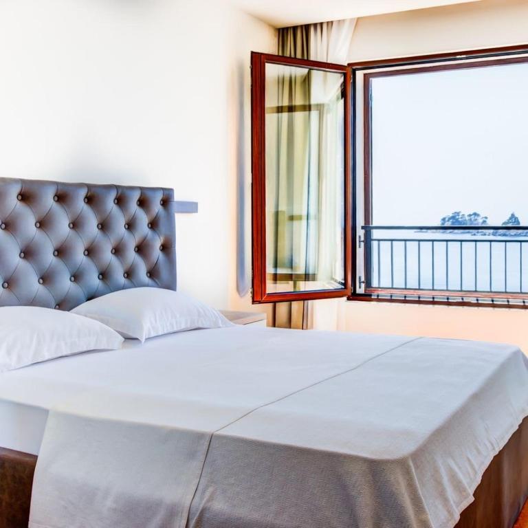 Seafront Apartments Petrovac - Deluxe One-Bedroom Apartment with Ocean View - 4