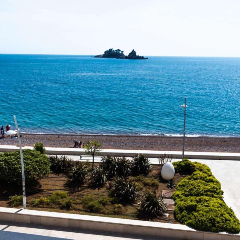 Seafront Apartments Petrovac - Deluxe One-Bedroom Apartment with Ocean View - 7