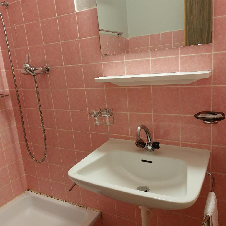 B&B Hotel Alpenrösli - Familienzimmer mit eigenem Bad - 2