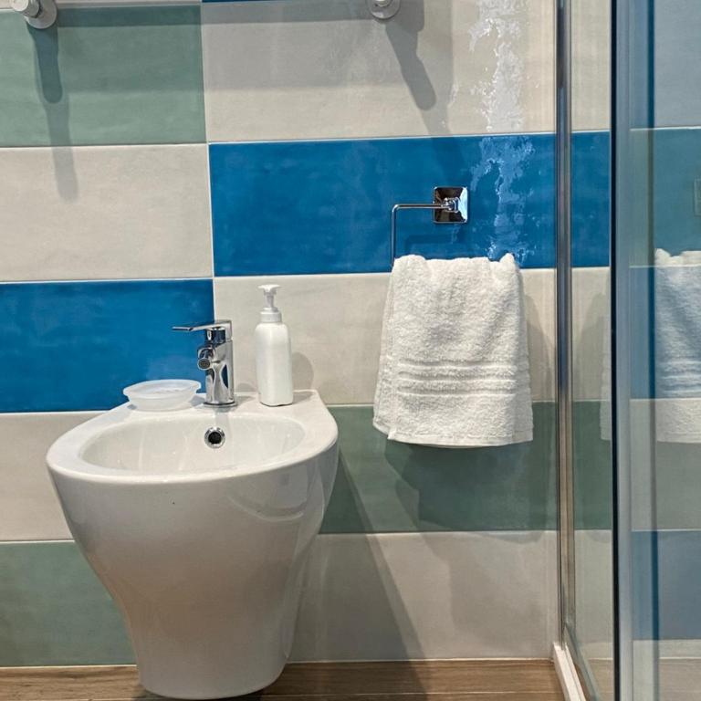 B&B Campus Suites Bari - Quadruple Room with Private External Bathroom - 10