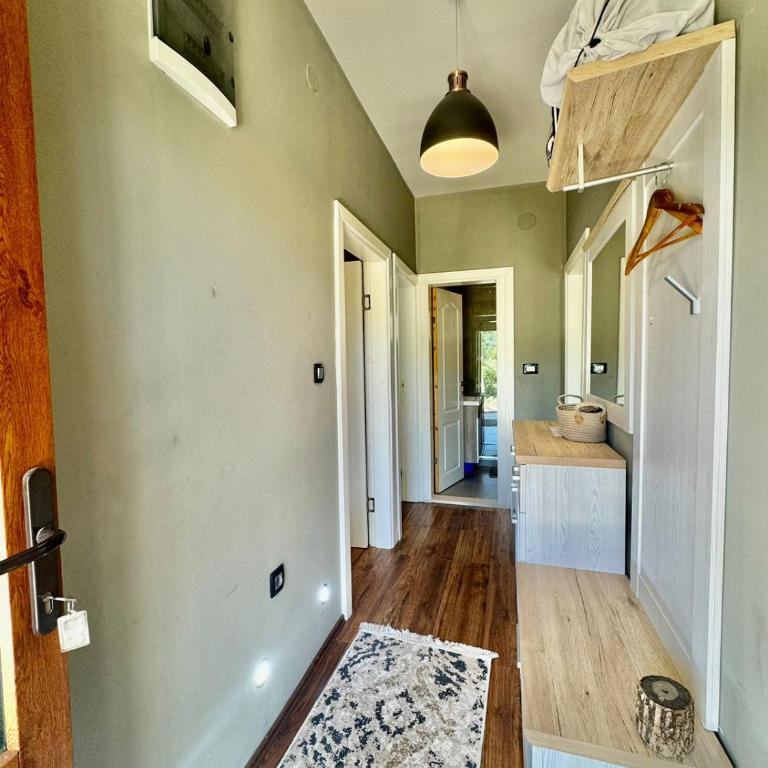 Snow White Chalet- Mountain Retreat in Kolašin - Kuća sa 2 Spavaće Sobe - 33