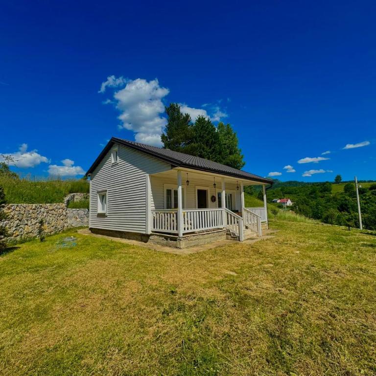 Snow White Chalet- Mountain Retreat in Kolašin - Kuća sa 2 Spavaće Sobe - 1