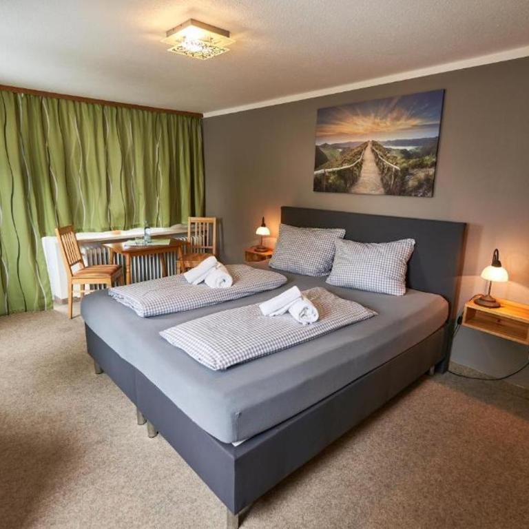 Landhotel Krone - Doppelzimmer mit Balkon - 3