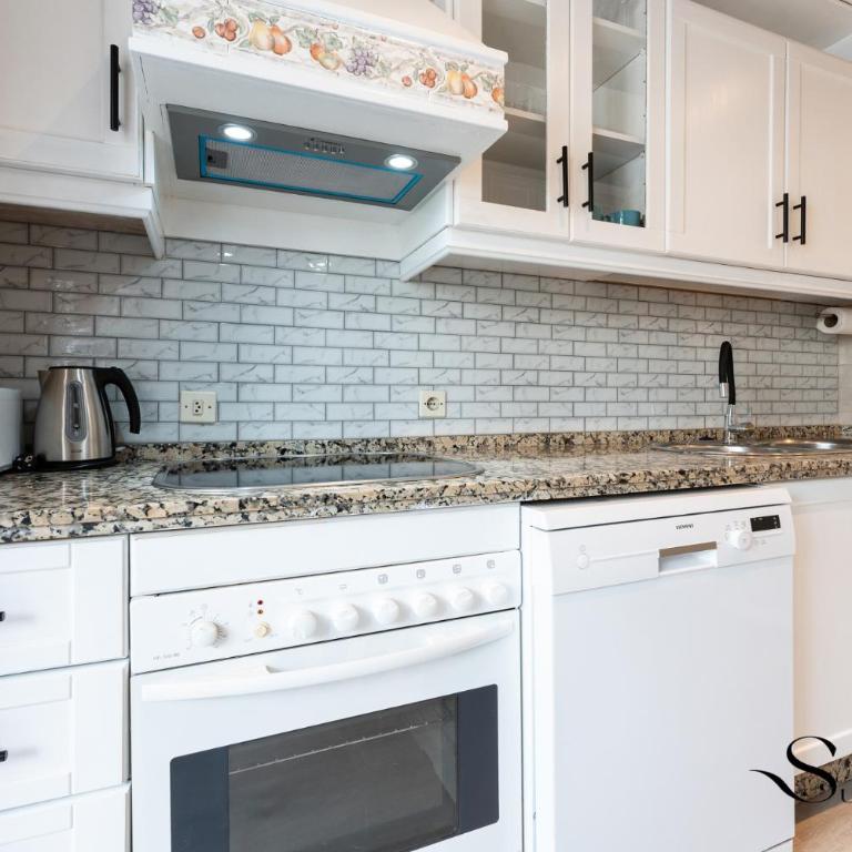Perfect Location 3 Bedrooms 2 bath, Parking, Pool - Three-Bedroom Standard Apartment - 14
