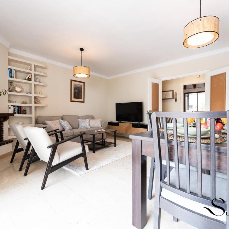 Perfect Location 3 Bedrooms 2 bath, Parking, Pool - Three-Bedroom Standard Apartment - 13