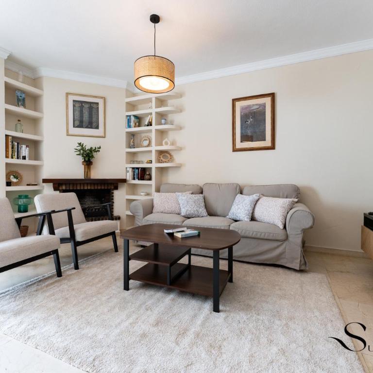 Perfect Location 3 Bedrooms 2 bath, Parking, Pool - Three-Bedroom Standard Apartment - 19