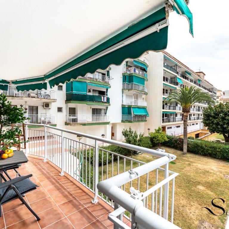 Perfect Location 3 Bedrooms 2 bath, Parking, Pool - Three-Bedroom Standard Apartment - 11