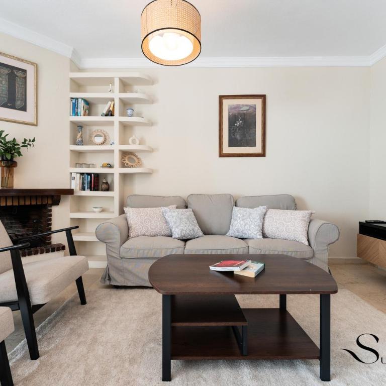 Perfect Location 3 Bedrooms 2 bath, Parking, Pool - Three-Bedroom Standard Apartment - 21