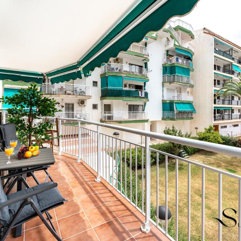 Perfect Location 3 Bedrooms 2 bath, Parking, Pool - Three-Bedroom Standard Apartment - 29